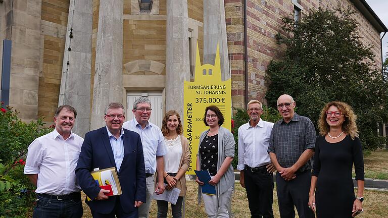 Der Kirchenvorstand von St. Johannis freut sich über die Förderung zur Sanierung der Türme (von links): Dr. Robert Pick (Landesamt für Denkmalpflege), MdL Volkmar Halbleib, Gerhard Spenkuch, Antonia Gütling, Silvia Walk (alle Stadt Würzburg), Pfarrer Jürgen Reichelt, Kirchenpfleger Eberhard Grötsch Barbara Bauner (Kirchengemeindeamt Würzburg). Der Kirchenvorstand von St. Johannis freut sich über die Förderung zur Sanierung der Türme (von links): Dr. Robert Pick (Landesamt für Denkmalpflege), MdL Volkmar Halbleib, Gerhard Spenkuch, Antonia Gütling, Silvia Walk (alle Stadt Würzburg), Pfarrer Jürgen Reichelt, Kirchenpfleger Eberhard Grötsch Barbara Bauner (Kirchengemeindeamt Würzburg).