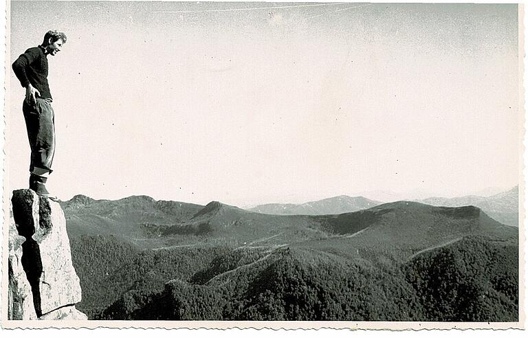 Erich Kempf bewundert die eindrucksvolle Berglandschaft der Cradle Mountains, nachdem er mit einem Freund hochgeklettert war. Erich Kempf bewundert die eindrucksvolle Berglandschaft der Cradle Mountains, nachdem er mit einem Freund hochgeklettert war.