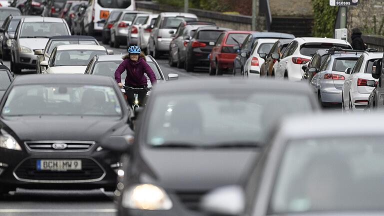 Normaler Feierabendverkehr in der Dreikronenstraße in Würzburg.&nbsp;