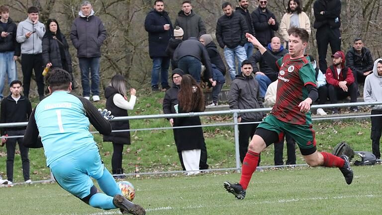 Alles im Griff: Türkiyemspors Keeper Aktas Ömercan schnappt sich den Schuss von Fabian Hahn (Heidenfeld/Hirschfeld).