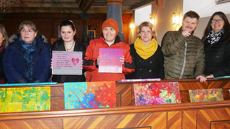 Stolz präsentieren die Gruppenmitglieder der Tagesförderstätte der Lebenshilfe aus Mellrichstadt und des Lindenhofes Salem aus Höchheim bei der Burgweihnacht ihre gemalten Werke. Mit auf dem Bild (von links) Marianne Bär (Salem), Gabriele Weis, 'Franziska”, 'Petra”, Theresa Werner (Lebenshilfe), 'Stefan” und Pfarrerin Beate Hofmann-Landgraf. Stolz präsentieren die Gruppenmitglieder der Tagesförderstätte der Lebenshilfe aus Mellrichstadt und des Lindenhofes Salem aus Höchheim bei der Burgweihnacht ihre gemalten Werke. Mit auf dem Bild (von links) Marianne Bär (Salem), Gabriele Weis, 'Franziska”, 'Petra”, Theresa Werner (Lebenshilfe), 'Stefan” und Pfarrerin Beate Hofmann-Landgraf.