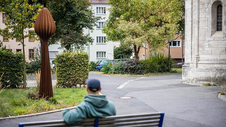 Das Kunstwerks 'Große Knospe' von Herbert Mehler steht seit 2016 vor der Würzburger Adalberokirche. Wurde die katholische Kirche durch den Ankauf geschädigt?&nbsp;