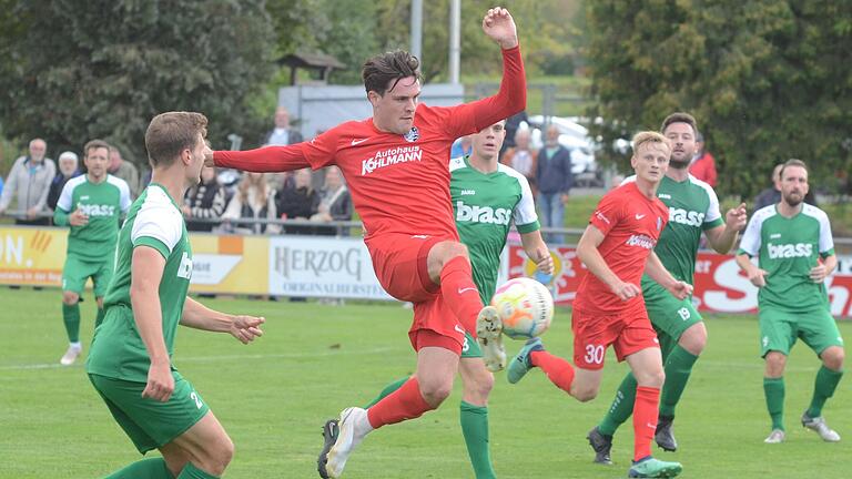 Das 1:0 für den TSV Karlburg: Jan Martin (Zweiter von links) schiebt nach Vorarbeit von Sebastian Fries ein.