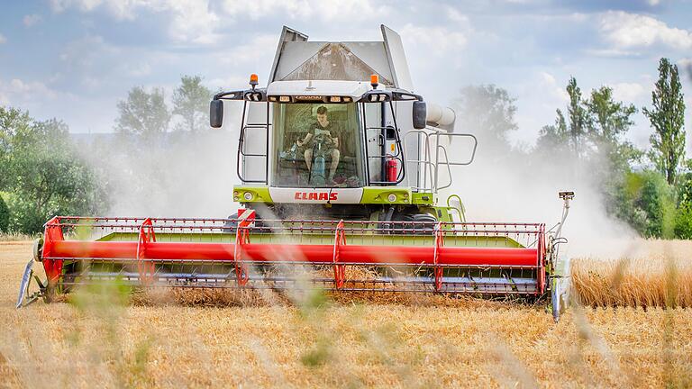 Statt viel Zeit mit der Dokumentation ihrer Arbeit oder aufwendigen Antragsverfahren zu verbringen, würden Landwirte ihre Zeit viel lieber auf dem Feld verbringen, etwa beim Dreschen von Getreide.