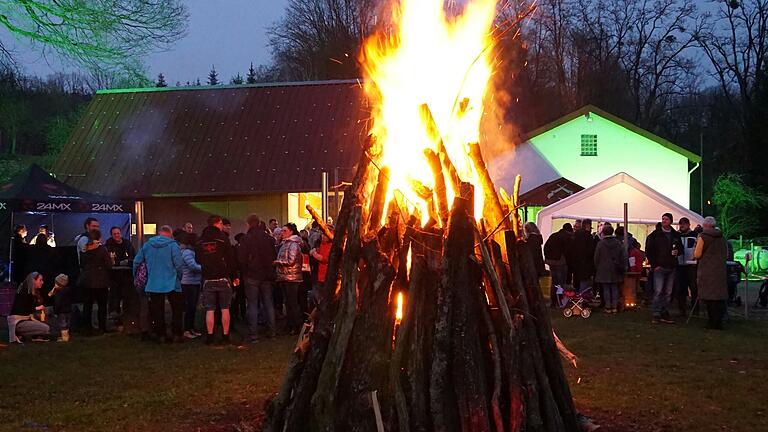 Das Osterfeuer brennt.