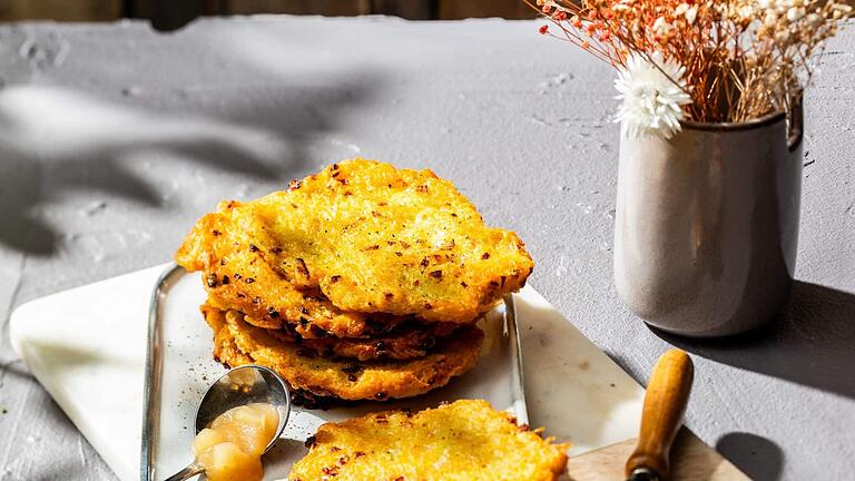 Kartoffelpuffer mit Apfelmus       -  Süß oder herzhaft: Damit Kartoffelpuffer zuhause gelingen, kommt es auf die richtige Kartoffelsorte an.