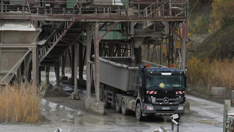 Schotterwerk: Kontrolle verschlafen       -  Ohne Ölabscheider in der Anlage wurden die verdreckten Lkws gewaschen. Die Stadt Aub hat hier nie kontrolliert.