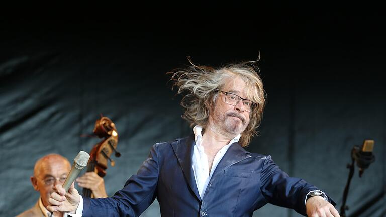 Tag zwei beim Open-Air in Volkach: Nach den Hooters ist Helge Schneider mit seiner Band auf dem Weinfestplatz zu Gast. 'Die Welt ist klein, warum sollen wir nicht in Volkach sein?“, reimt Helge Schneider, der Großmeister des gepflegten  Schwachsinns vor 1400 Zuhörern.
