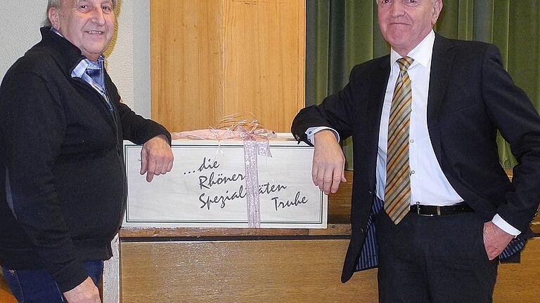 Seit 20 Jahren ist Hanns Friedrich (links) Kulturreferent des Landkreises Rhön-Grabfeld. Dafür bedankte sich bei ihm Landrat Thomas Habermann mit einer Rhöner Spezialitätentruhe.