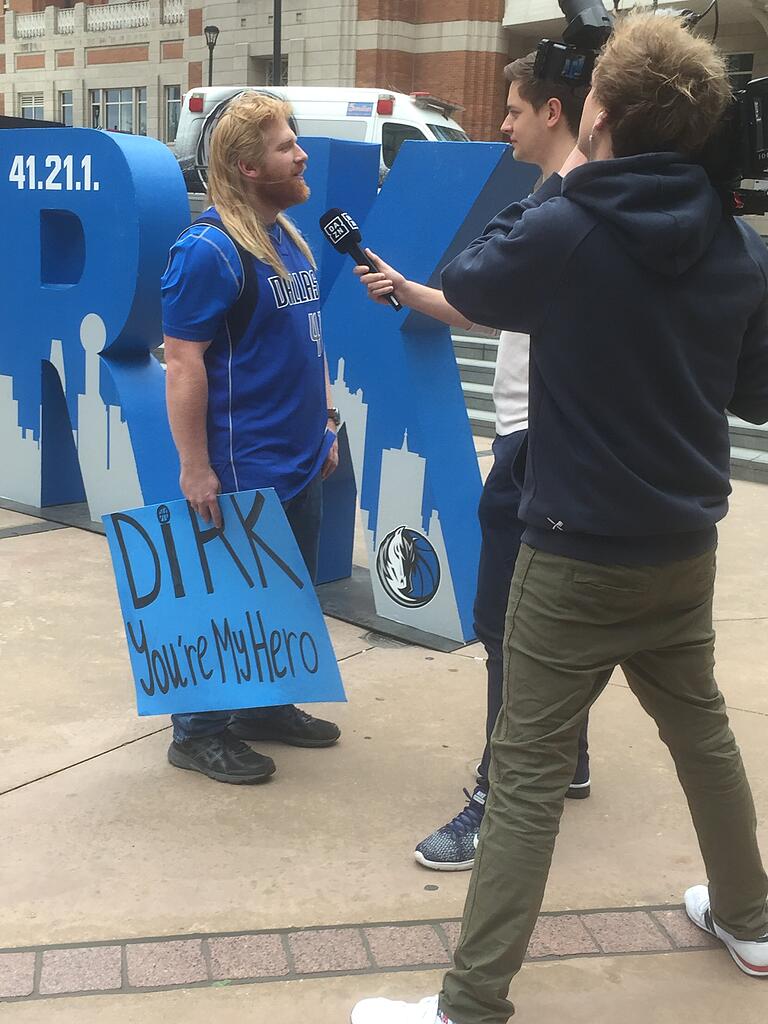 Für diesen Mavericks-Fan ist Dirk Nowitzki sein Held. Für diesen Mavericks-Fan ist Dirk Nowitzki sein Held.