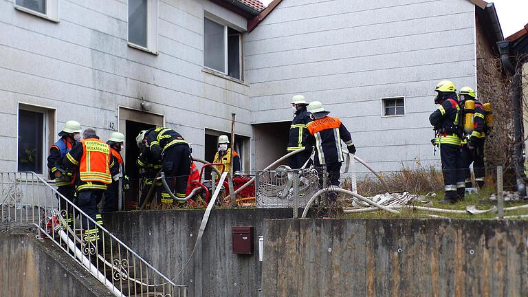 Ein Großeinsatz von Feuerwehr und Rettungsdienst rückte am Sonntagnachmittag nach Krautheim aus. Dort hat es in einem Wohnhaus in der Landstraße gebrannt. Ein Bewohner wurde bei dem Brand leicht verletzt.