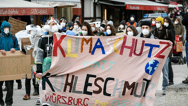 Fridays for Future hatte am Freitag eine Kundgebung auf den Mainwiesen in Würzburg. Davor starteten drei kleinere Demonstrationszüge von unterschiedlichen Orten in der Würzburger Innenstadt und zogen zur Kundgebung.