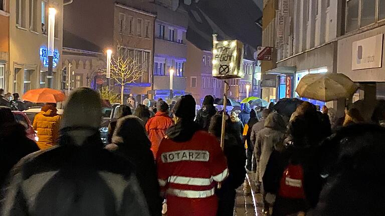 Rund 600 Menschen waren am 12. Dezember bei einem 'Spaziergang' durch Schweinfurt dabei und protestierten unter anderem gegen eine Impflicht.