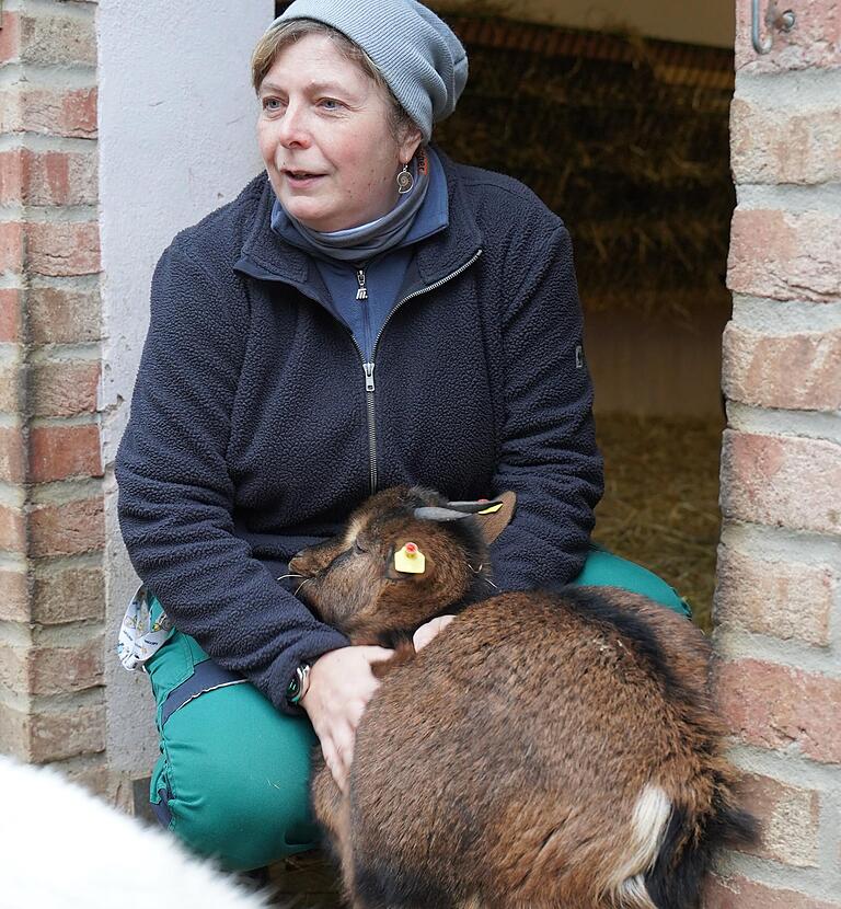 Tierpflegerin Nicole Metzger besucht 'Ziehkind' Kati im Streichelzoo