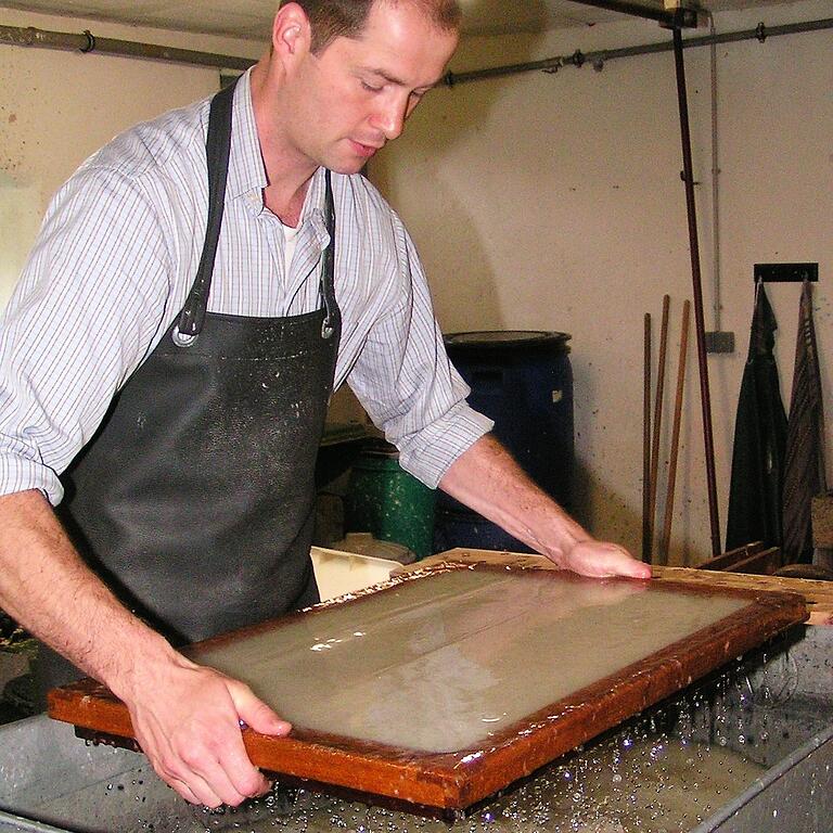 Papiermacher Johannes Follmer an der Schöpfbütte. Papiermacher Johannes Follmer an der Schöpfbütte.