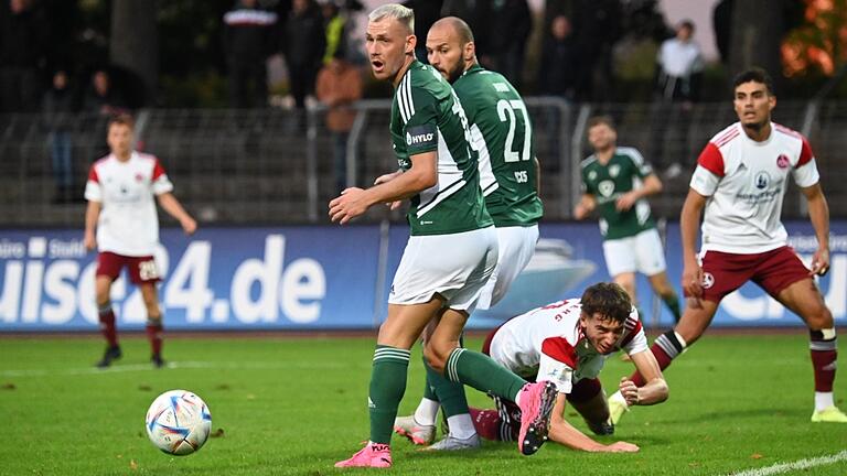 Der Blick ins Leere: Der FC 05 verlor verdient 1:3 gegen den 1. FC Nürnberg II, die Schweinfurter (von links Benjamin Hadzic und Adam Jabiri) hatten nicht nur in dieser Szene das Nachsehen.