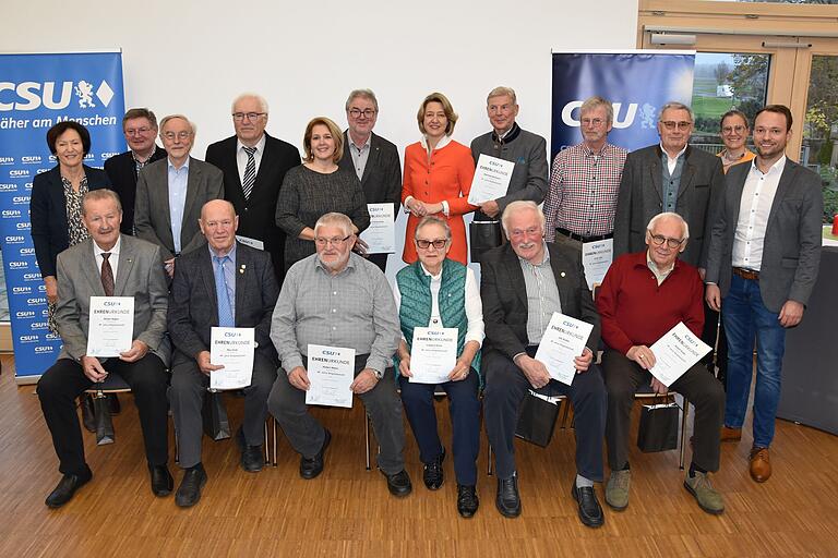 Diese Frauen und Männer (mit Urkunden) wurden vom CSU-Kreisverband Schweinfurt-Land für 40 Jahre Mitgliedschaft geehrt.