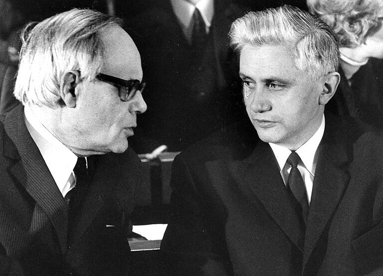 Die Theologieprofessoren Karl Rahner (links) und&nbsp; Joseph Ratzinger bei der Würzburger Synode, die 1971 eröffnet wurde.