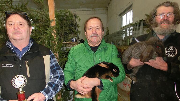 Erfolgreiche Züchter: von rechts Karl-Heinrich Weber, Erich Raab und Vorsitzender Udo Poppner vom Kaninchenzuchtverein T278 Römhild.