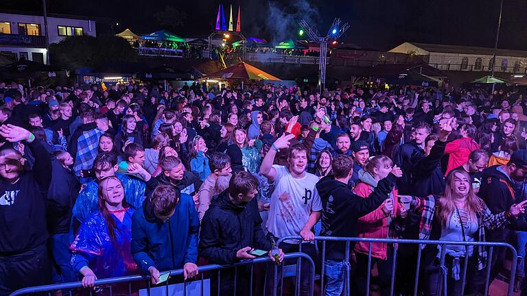 Eine ausgelassene Stimmung ist bei der 4321-Party in Oberelsbach jedes Jahr garantiert. Eine ausgelassene Stimmung ist bei der 4321-Party in Oberelsbach jedes Jahr garantiert.