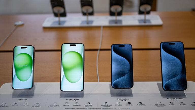Apple-Store am Ku’damm       -  Das iPhone als freie Fläche für Apps anderer Anbieter als Apple? Das Digital-Gesetz DMA macht das für Nutzer in der EU möglich. (Archivbild)