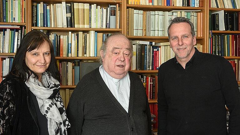 Bischof em. Paul-Werner Scheele im Gespräch mit den Redakteuren Christine Jeske und Achim Muth. Bischof em. Paul-Werner Scheele im Gespräch mit den Redakteuren Christine Jeske und Achim Muth.