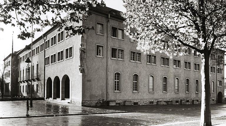 Das Studentenhaus am Sanderrasen trug von 1937 bis 1945 den Namen 'Dr.-Goebbels-Haus', weil der NS-Propagandaminister ein Semester in Würzburg studiert hatte. Nach dem Krieg beherbergte es Teile der Stadtverwaltung und der amerikanischen Militärregierung. Das Foto entstand im Zweiten Weltkrieg. Das Studentenhaus am Sanderrasen trug von 1937 bis 1945 den Namen 'Dr.-Goebbels-Haus', weil der NS-Propagandaminister ein Semester in Würzburg studiert hatte. Nach dem Krieg beherbergte es Teile der Stadtverwaltung und der amerikanischen Militärregierung. Das Foto entstand im Zweiten Weltkrieg.