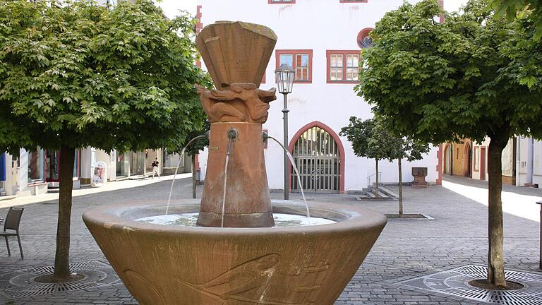 Kleinod: Am Kübelmarkt hinterm Rathaus erinnert ein Sandsteinbrunnen an den vermutlich 1604 in Karlstadt geborenen Apotheker und Alchemisten Johann Rudolph Glauber. Kleinod: Am Kübelmarkt hinterm Rathaus erinnert ein Sandsteinbrunnen an den vermutlich 1604 in Karlstadt geborenen Apotheker und Alchemisten Johann Rudolph Glauber.