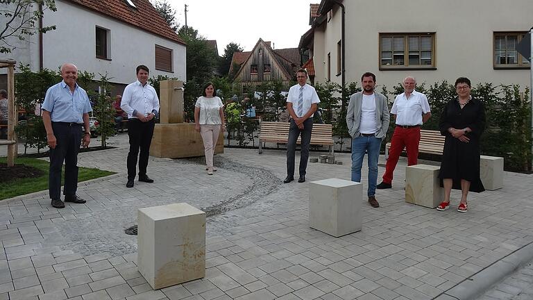 Die Fertigstellung der Salzforststraße in Schmalwasser wurde mit einem kleinen Dorffest gebührend gefeiert. Das Bild zeigt von links: Landrat Thomas Habermann, Sandro Kirchner (MdL), Bürgermeisterin Sonja Reubelt, Michael Manger (Amt für ländliche Entwicklung), Christof  Schuhmann (Firma Zehe Bau GmbH, Premich), Klaus Maaßen (Bauleitung, Ingenieurbüro Stubenrauch) und Diplom-Ingenieurin Erika Stubenrauch.