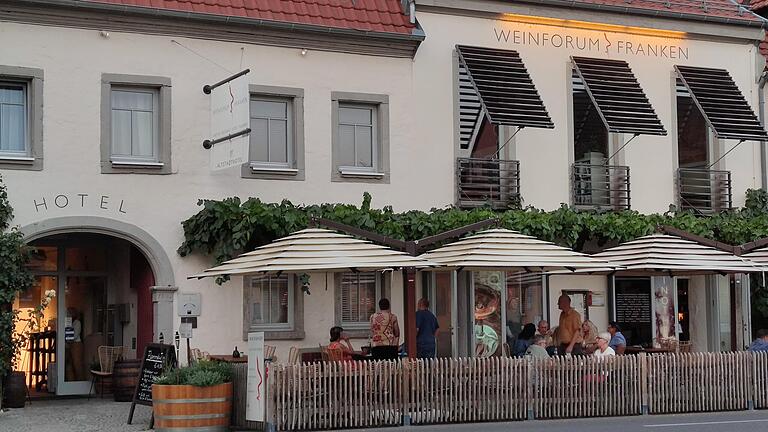 Die Lücke im Stadtleben ist geschlossen. Das Weinforum Franken an der Hauptstraße in Eibelstadt wurde neu eröffnet. Die Lücke im Stadtleben ist geschlossen. Das Weinforum Franken an der Hauptstraße in Eibelstadt wurde neu eröffnet.