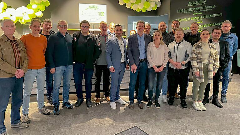 Im alten Endrich-Gebäude in Bad Neustadt eröffnete im Februar 2024 die Bäckerei Peter Schmitt das Café 'Ährenrunde', in dem nur Backwaren vom Vortag angeboten werden. Im alten Endrich-Gebäude in Bad Neustadt eröffnete im Februar 2024 die Bäckerei Peter Schmitt das Café 'Ährenrunde', in dem nur Backwaren vom Vortag angeboten werden.