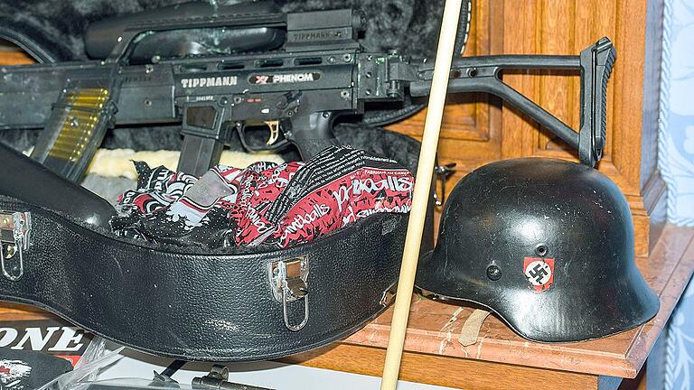 Drei Jahre nach Razzia: Prozess gegen Neonazis startet - Bei einer Pressekonferenz zeigten die Ermittler sichergestellte Waffen und Propagandamaterial der rechtsextremen Gruppierung. Drei Jahre nach Razzia: Prozess gegen Neonazis startet - Bei einer Pressekonferenz zeigten die Ermittler sichergestellte Waffen und Propagandamaterial der rechtsextremen Gruppierung.