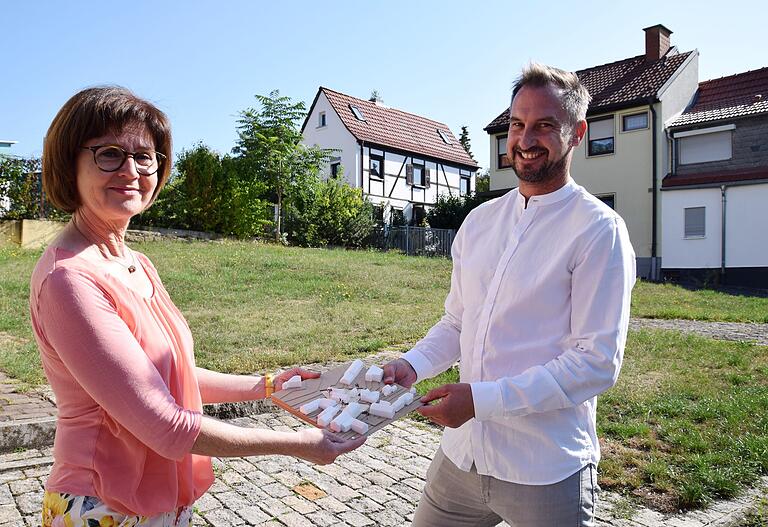 Das Modell der "Neuen Mitte" zeigen Niederwerrns Bürgermeisterin Bettina Bärmann und Planer Stefan Schlicht an Ort und Stelle, neben der Gemeindebibliothek und unterhalb des Fachwerkhauses, in das das Kolonialwarenmuseum Maul einzieht. Das Modell der "Neuen Mitte" zeigen Niederwerrns Bürgermeisterin Bettina Bärmann und Planer Stefan Schlicht an Ort und Stelle, neben der Gemeindebibliothek und unterhalb des Fachwerkhauses, in das das Kolonialwarenmuseum Maul einzieht.