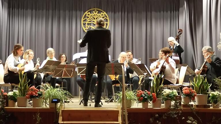 Das Schweinfurter Mandolinen- und Gitarrenorchester beim Jahreskonzert. Das Schweinfurter Mandolinen- und Gitarrenorchester beim Jahreskonzert.