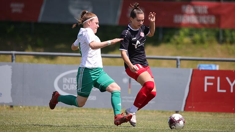 Laura Eisler (rechts) von den Würzburger Kickers in der Bayernliga-Partie gegen den FC Ezelsdorf. Eisler erzielte im letzten Heimspiel der Saison in 13 Minuten einen Hattrick. Laura Eisler (rechts) von den Würzburger Kickers in der Bayernliga-Partie gegen den FC Ezelsdorf. Eisler erzielte im letzten Heimspiel der Saison in 13 Minuten einen Hattrick.