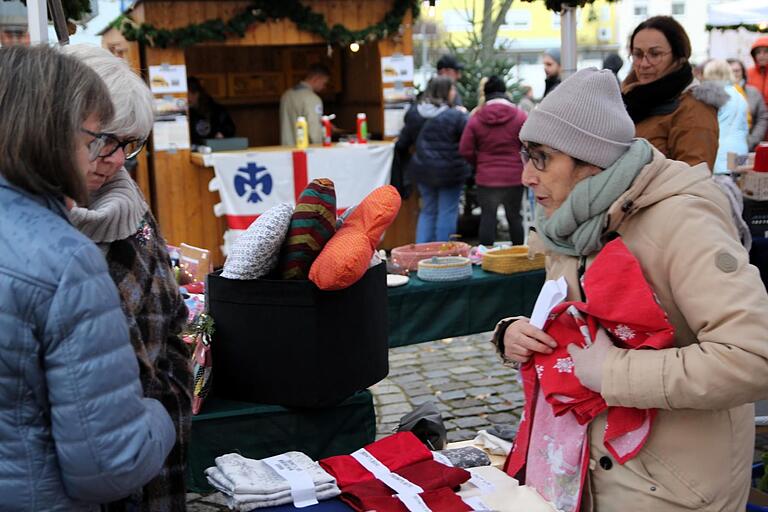 Die Menschen freuen sich auf die Adventszeit: Das Gerolzhöfer WeihnachtsSammelsurium übte am Sonntag eine starke Anziehungskraft aus. Die Menschen freuen sich auf die Adventszeit: Das Gerolzhöfer WeihnachtsSammelsurium übte am Sonntag eine starke Anziehungskraft aus. 