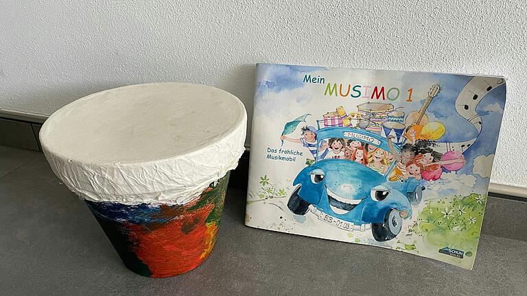 Musimo-Übungsheft mit selbst gebastelter Trommel. Musimo-Übungsheft mit selbst gebastelter Trommel.