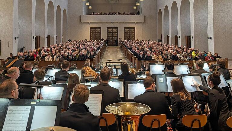 Begeistertes Publikum in der voll besetzen Abteikirche Münsterschwarzach.