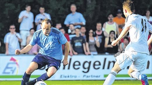 Gleich passiert's: Ronny Roggatz (am Ball) spielt Burglauers Christian Back aus und trifft zum 3:2-Endstand für den SV Eichenhausen/Saal. Gleich passiert's: Ronny Roggatz (am Ball) spielt Burglauers Christian Back aus und trifft zum 3:2-Endstand für den SV Eichenhausen/Saal.