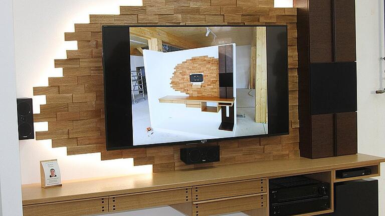 Die Medienwand „Spaltdesign“ aus Eiche und Wenige von Markus Hassler. Die Medienwand „Spaltdesign“ aus Eiche und Wenige von Markus Hassler.