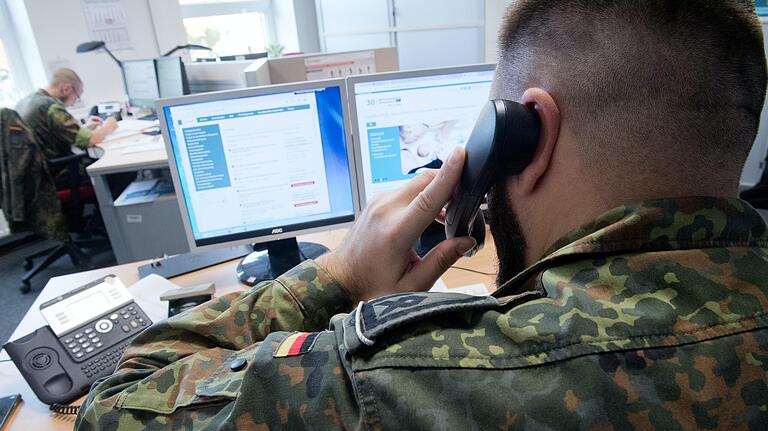 In Berlin und Mecklenburg-Vorpommern (unser Bild) unterstützen Bundeswehrsoldaten die Gesundheitsämter bei der Nachverfolgung von Kontakten.