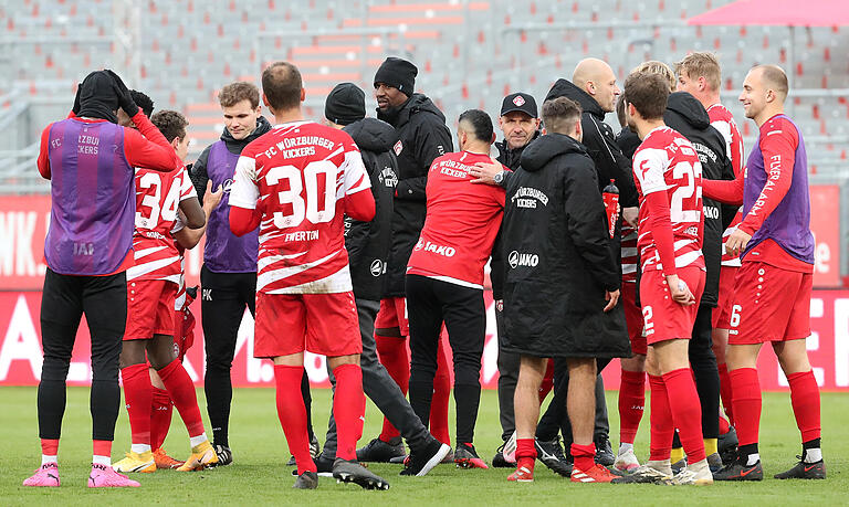 Trainer Bernhard Trares (FC Würzburger Kickers) und sein Team feiern den Heimsieg. Trainer Bernhard Trares (FC Würzburger Kickers) und sein Team feiern den Heimsieg.