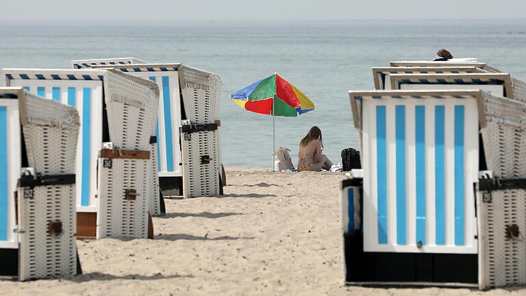 Der Deutsche Wetterdienst (DWD) hat eine vorläufige Bilanz des Sommers 2021 gezogen: Bisher zeichnet sich ab, dass es von Anfang Juni bis Ende August deutlich zu viel geregnet hat. Den Schnitt rettete vor allem der Juni, nach der vorläufigen DWD-Bilanz der drittwärmste seit Beginn der Aufzeichnungen 1881. Der Deutsche Wetterdienst (DWD) hat eine vorläufige Bilanz des Sommers 2021 gezogen: Bisher zeichnet sich ab, dass es von Anfang Juni bis Ende August deutlich zu viel geregnet hat. Den Schnitt rettete vor allem der Juni, nach der vorläufigen DWD-Bilanz der drittwärmste seit Beginn der Aufzeichnungen 1881. 