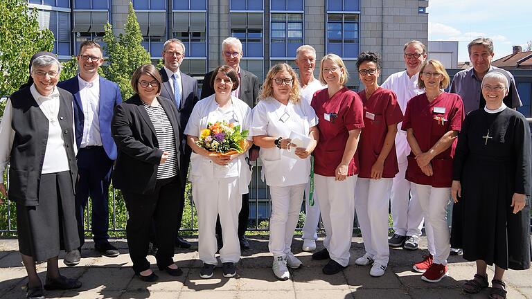 Ein Erinnerungsfoto von der Eröffnung des MVZ St. Josef Schweinfurt mit der Fachrichtung Innere Medizin/Onkologie. Von links: Schwester Lydia Wießler (Kommunitätsleiterin und Ordensbeauftragte), Jan Klarmann (Leiter Controlling), Yvonne Riegel-Then (Personalleiterin), Martin Stapper (Geschäftsführer der Trägerin), Elke Hupp (Ärztliche Leitung MVZ Innere/Onkologie) Erwin Göbel (Verwaltungsleiter), Stephanie Hümpfner, Dr. Wilhelm Guderian, Julia Hart, Sonia Zuko-Schulz (alle Team MVZ Innere/Onkologie), Dr. Markus Ewald (Chefarzt Innere Medizin), Angela Werner (Team MVZ Innere/Onkologie), Norbert Jäger (Krankenhausdirektor) und Schwester Monika Edinger (Generaloberin der Kongregation der Schwestern des Erlösers). Ein Erinnerungsfoto von der Eröffnung des MVZ St. Josef Schweinfurt mit der Fachrichtung Innere Medizin/Onkologie. Von links: Schwester Lydia Wießler (Kommunitätsleiterin und Ordensbeauftragte), Jan Klarmann (Leiter Controlling), Yvonne Riegel-Then (Personalleiterin), Martin Stapper (Geschäftsführer der Trägerin), Elke Hupp (Ärztliche Leitung MVZ Innere/Onkologie) Erwin Göbel (Verwaltungsleiter), Stephanie Hümpfner, Dr. Wilhelm Guderian, Julia Hart, Sonia Zuko-Schulz (alle Team MVZ Innere/Onkologie), Dr. Markus Ewald (Chefarzt Innere Medizin), Angela Werner (Team MVZ Innere/Onkologie), Norbert Jäger (Krankenhausdirektor) und Schwester Monika Edinger (Generaloberin der Kongregation der Schwestern des Erlösers).