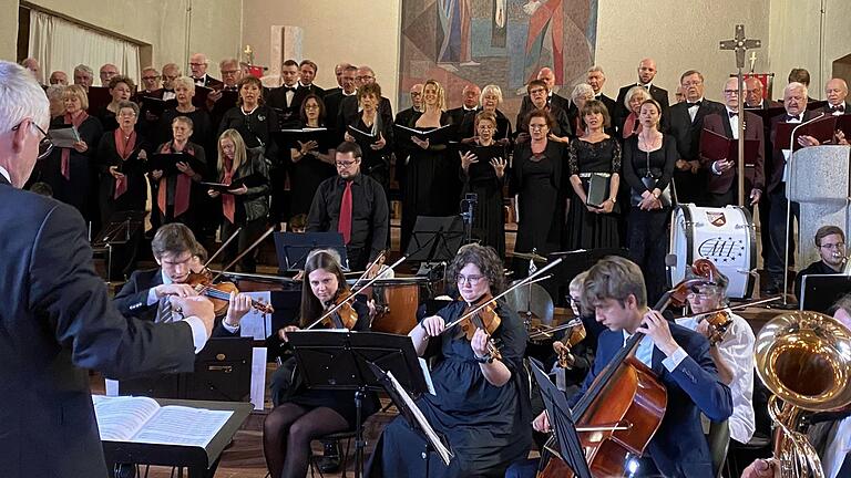 Gemeinsam mit der Blaskapelle Giebelstadt-Sulzdorf, dem Collegium Musicum Iuvenale Ochsenfurt und dem Liederkranz 1863 Giebelstadt begeisterte der italienische Coro Teatro Verdi di Padova das Publikum mit einem abwechslungsreichen Programm, das Werke großer Komponisten wie Mozart, Verdi und Rossini umfasste.