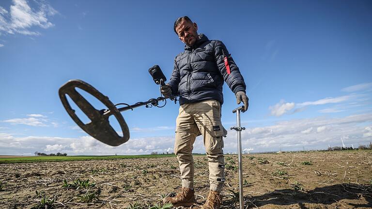 Schatzsucher Carsten Konze       -  Schatzsucher Carsten Konze hat in Bayern einen kleinen Silberschatz gefunden.