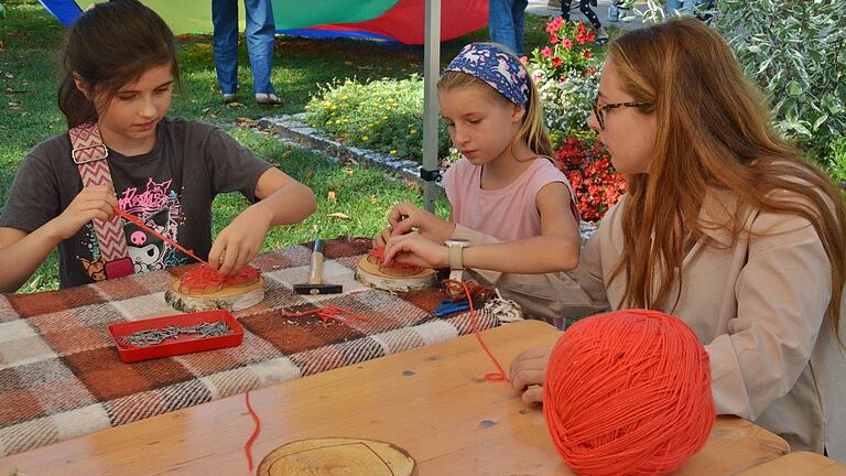 Für die Kinder gab es beim Kinderfest Bad Königshofen zahlreiche Mitmachaktionen, wie an diesem Stand des Kinderhauses Eyershausen, wo man Nagelbilder aus Wollfäden herstellen konnte.