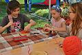 Für die Kinder gab es beim Kinderfest Bad Königshofen zahlreiche Mitmachaktionen, wie an diesem Stand des Kinderhauses Eyershausen, wo man Nagelbilder aus Wollfäden herstellen konnte.