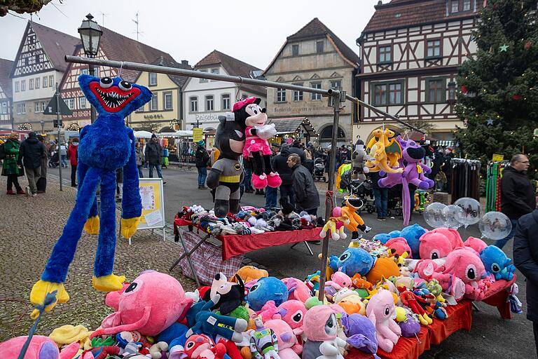 Nicht unbedingt jedermanns Geschmack, aber fest im Warenmix eines Weihnachtsmarktes – nicht nur in Ebern. Nicht unbedingt jedermanns Geschmack, aber fest im Warenmix eines Weihnachtsmarktes – nicht nur in Ebern.