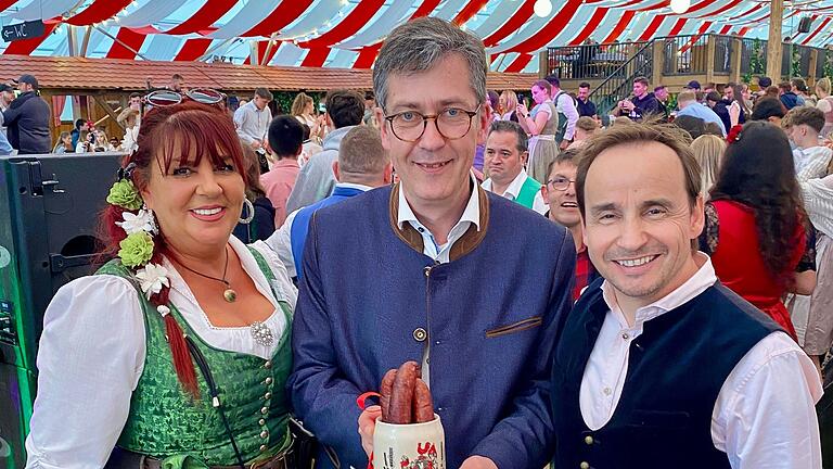 Im Bild von links: Tanja Göbel -Serviceleitung Frühjahrsvolksfest Hahn Zelt, Oberbürgermeister Christian Schuchardt, Michael Hahn.